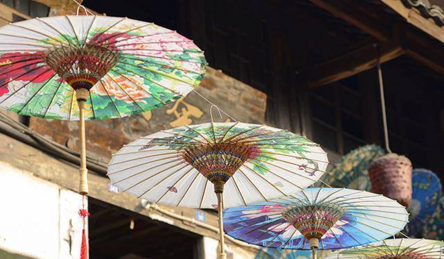 伞的发明者历来都有不同的说法,主流观点认为是鲁班发明的,据说鲁班