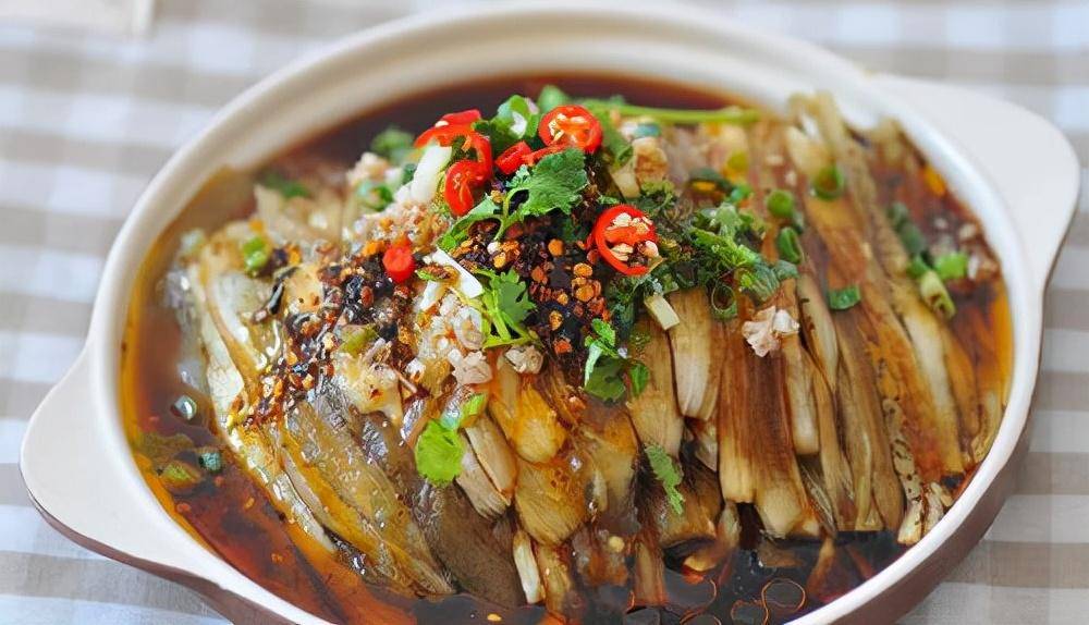 小火焖烧十分钟左右,鱼肉熟汁呈胶状后,加味精并晃动,使卤汁裹包鱼块