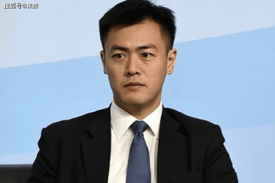 刘鸣炜罕与爱女同框合照,开飞机带女儿出国看霉霉演出_简雪忻_演唱会