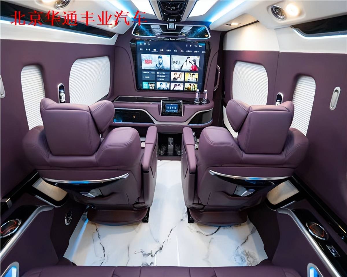 天津港丰田海狮专卖店 丰田海狮7座双拼外观