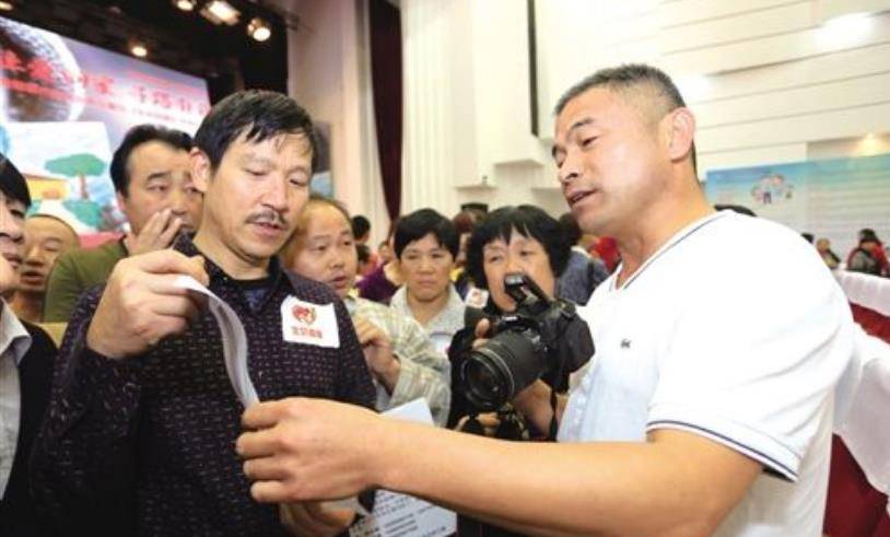 1997年2岁男孩被拐卖,山东父亲万里寻子24年,骑废了10辆摩托车