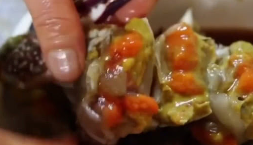   引起 一位中国阿姨去韩国旅游，一次订购了7公斤螃蟹。上菜后，她傻眼了:开什么玩笑？ 