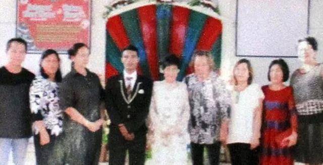 印尼82岁老太拨错电话,与28岁小伙谱出恋曲,后小伙被状告遗弃罪