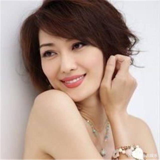 她是最"性感"的李莫愁,今52岁仍韵味十足,被富豪老公被宠上天_孟广美