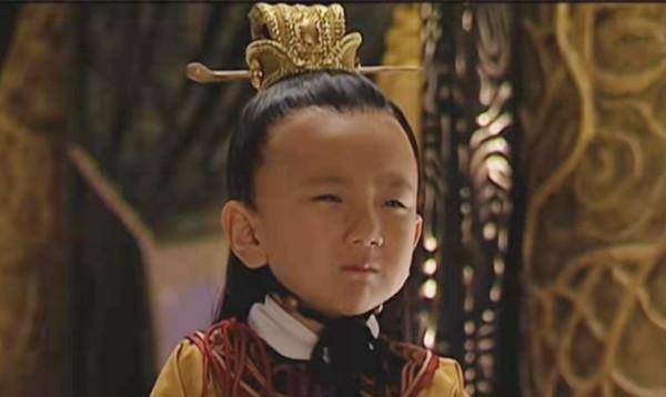 嘉靖,隆庆之间的皇权更迭,权力延续,暂时还不牵扯小万历;更重要的是