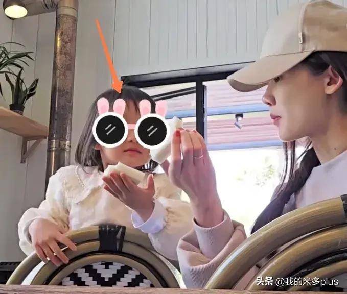 苗苗放假回家看娃,录乘风3个月练出马甲线,女儿模样清秀像郑恺_孩子