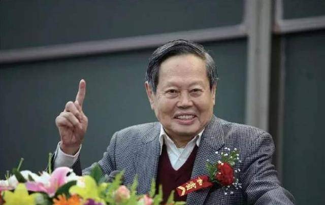 物理学家杨振宁:我放弃中国国籍后,父亲直到临终时都没原谅我