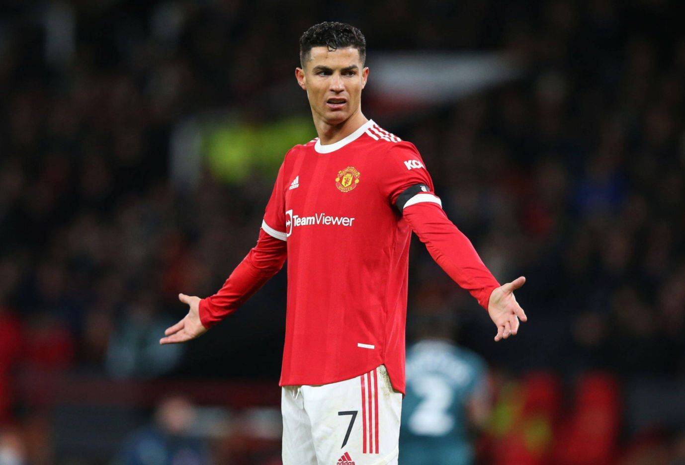 曼联官媒发梅西照片,引发争议!c罗球迷:垃圾,请尊重goat!