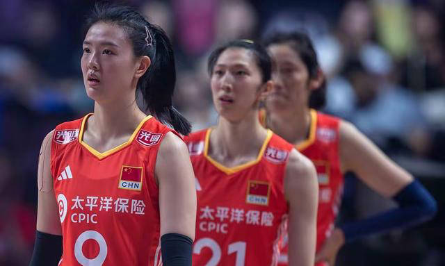 吴冠希陪张常宁香港购物,时尚造型引发高回头率,夫妻甜蜜团聚