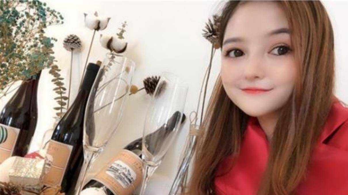 袖珍美人黄韵伊:初中辍学北上打工,供弟弟上大学,如今年入百万