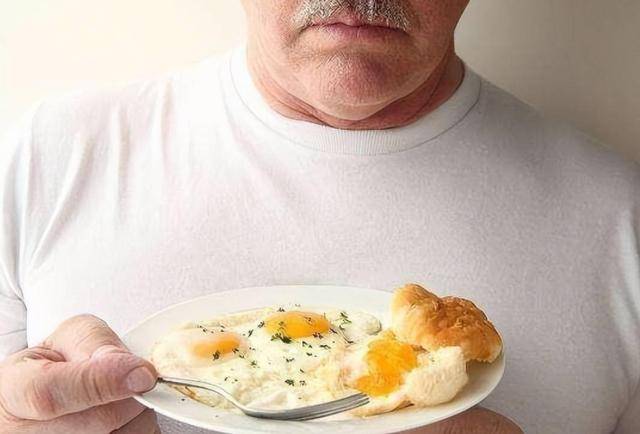 每天吃鸡蛋对血压好不好?医生:不止鸡蛋,这3物尽量也少吃