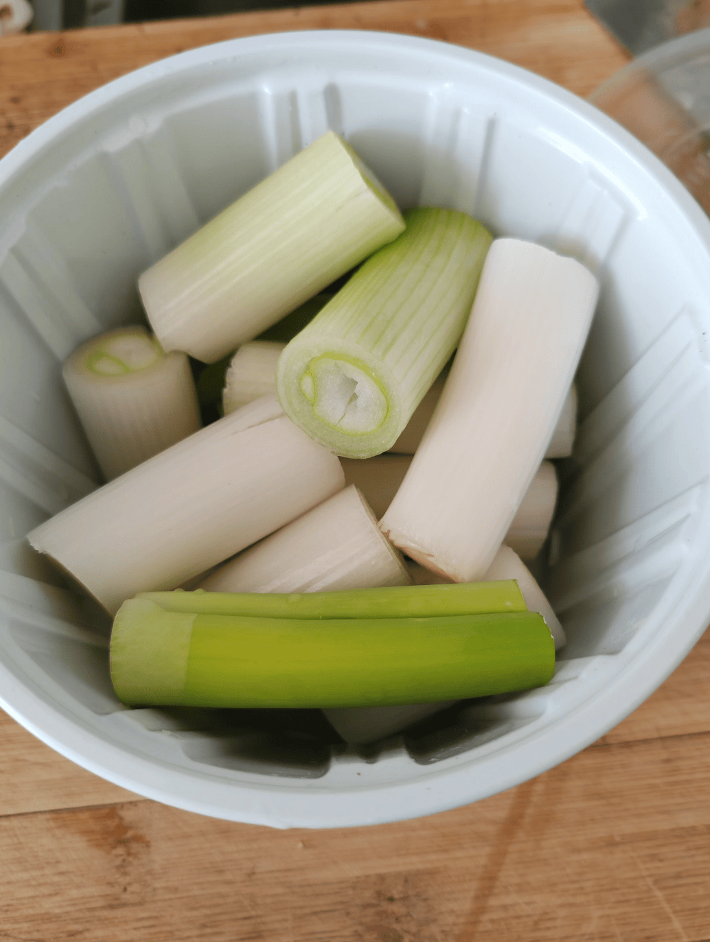 其次,放入的是大葱段.