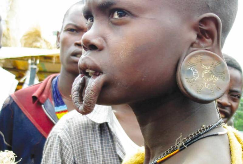 非洲原始部落"唇盘族":嘴唇上盘子尺寸越大,收到的彩礼就越多