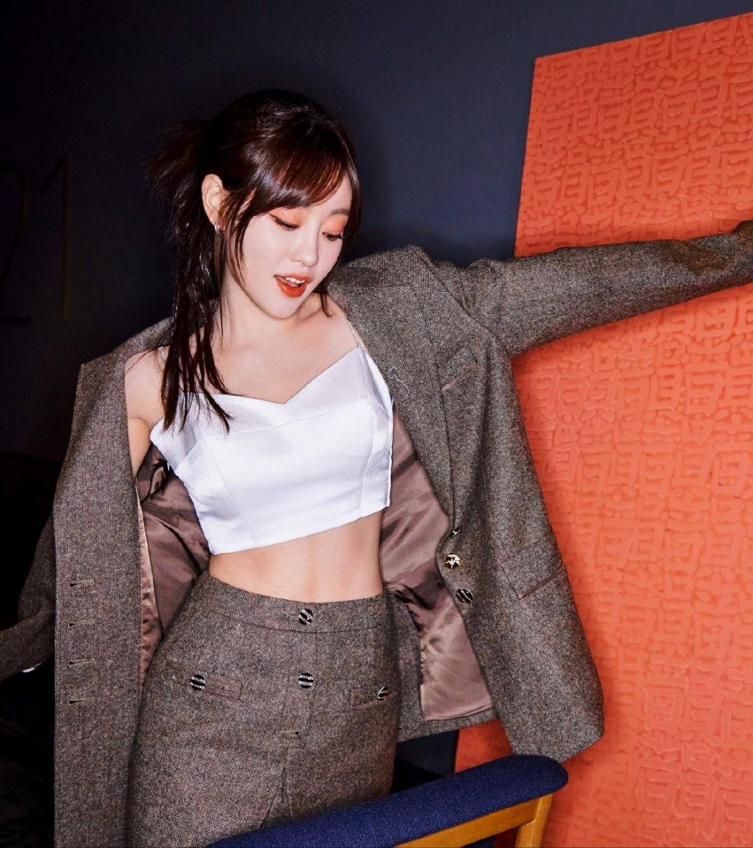 吊带内衣秀:祝绪丹的魅力之源!