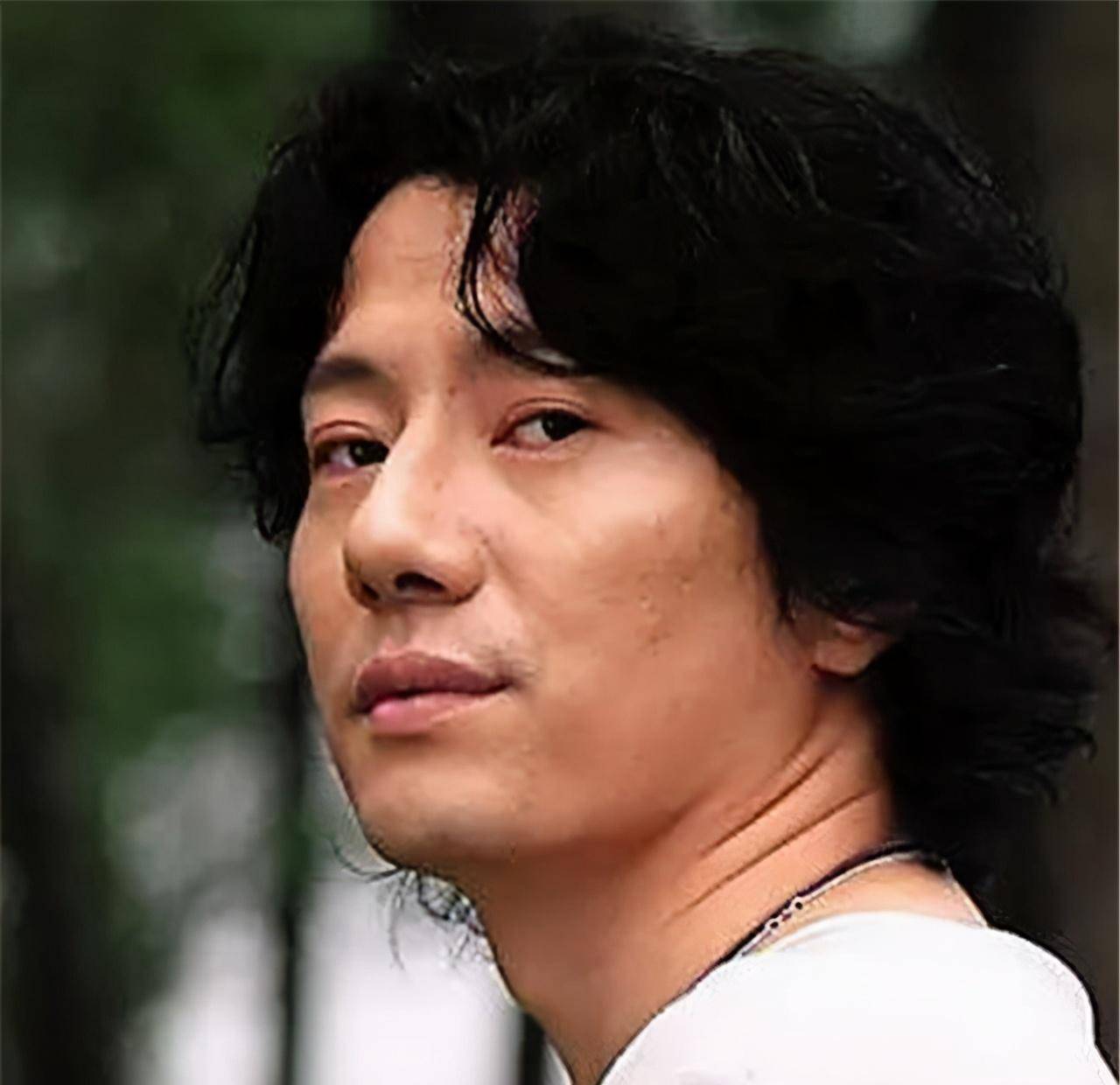 郑钧,知名摇滚歌手,现和他的妻子刘芸生活低调,可许多人却不知在刘芸