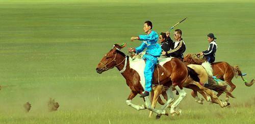 蒙古族过新年要举行赛马大会,这项运动从汉朝就开始了