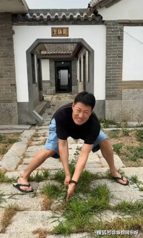 49岁于震回龙口老家,家中杂草丛生,穿拖鞋开心跳舞,边