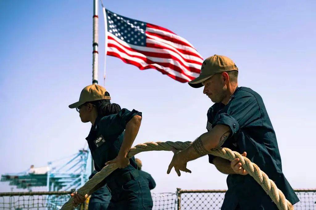 美军航母被炸后,军舰突然开溜,数百名美军撤出战区_胡塞_武装_梅森