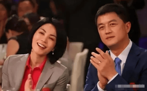 王菲喝下午茶被拍,身材干瘦肚腩凸起一股姨味,不再高不可攀.