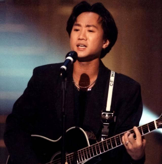 黄家驹62岁冥诞,黄贯中合影照太少,唯独黄家强选择隐身