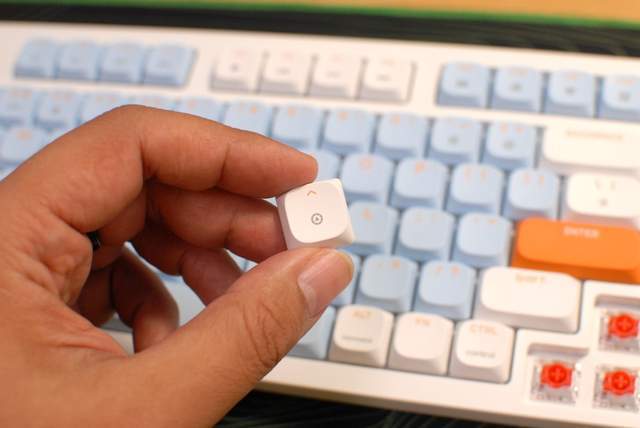 桌面新宠，搭载4.95英寸LCD彩屏的黑爵AKP815键盘，操作快人一等