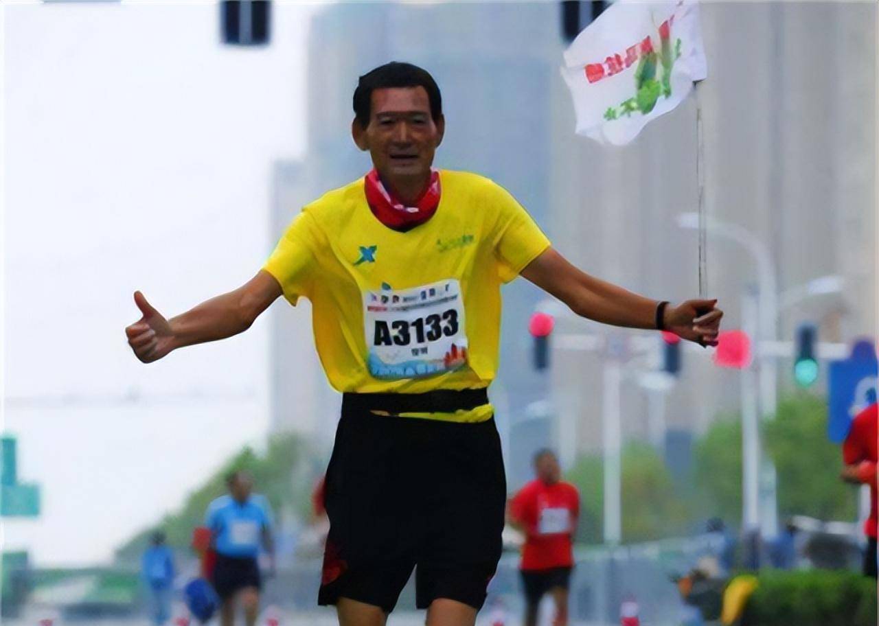 抗癌斗士最后的马拉松:跑了4公里就咳血,赛后坚持日行10000步_贺明