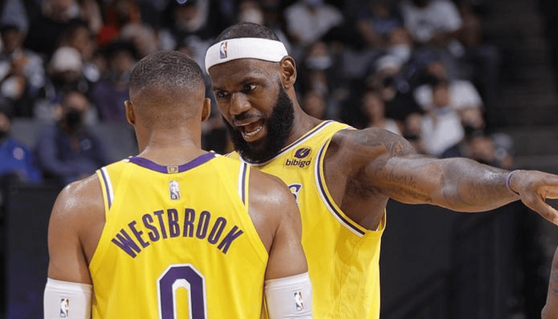 不装了,威少突爆争议行为!詹姆斯很意外,球迷:三巨头内讧实锤