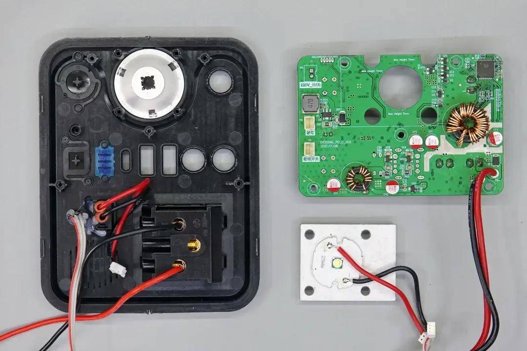 内置12节沃泰通磷酸铁锂电芯,羽博72000mah便携式储能电源拆解