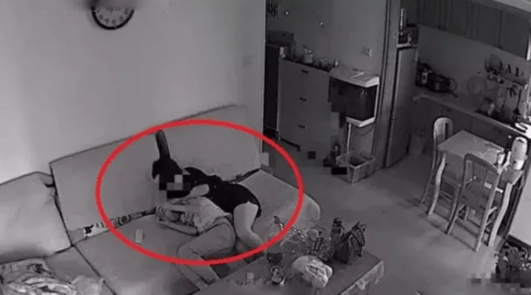 高考结束,家长拆下在孩子卧室装了6年的监控,网友直呼窒息_摄像头