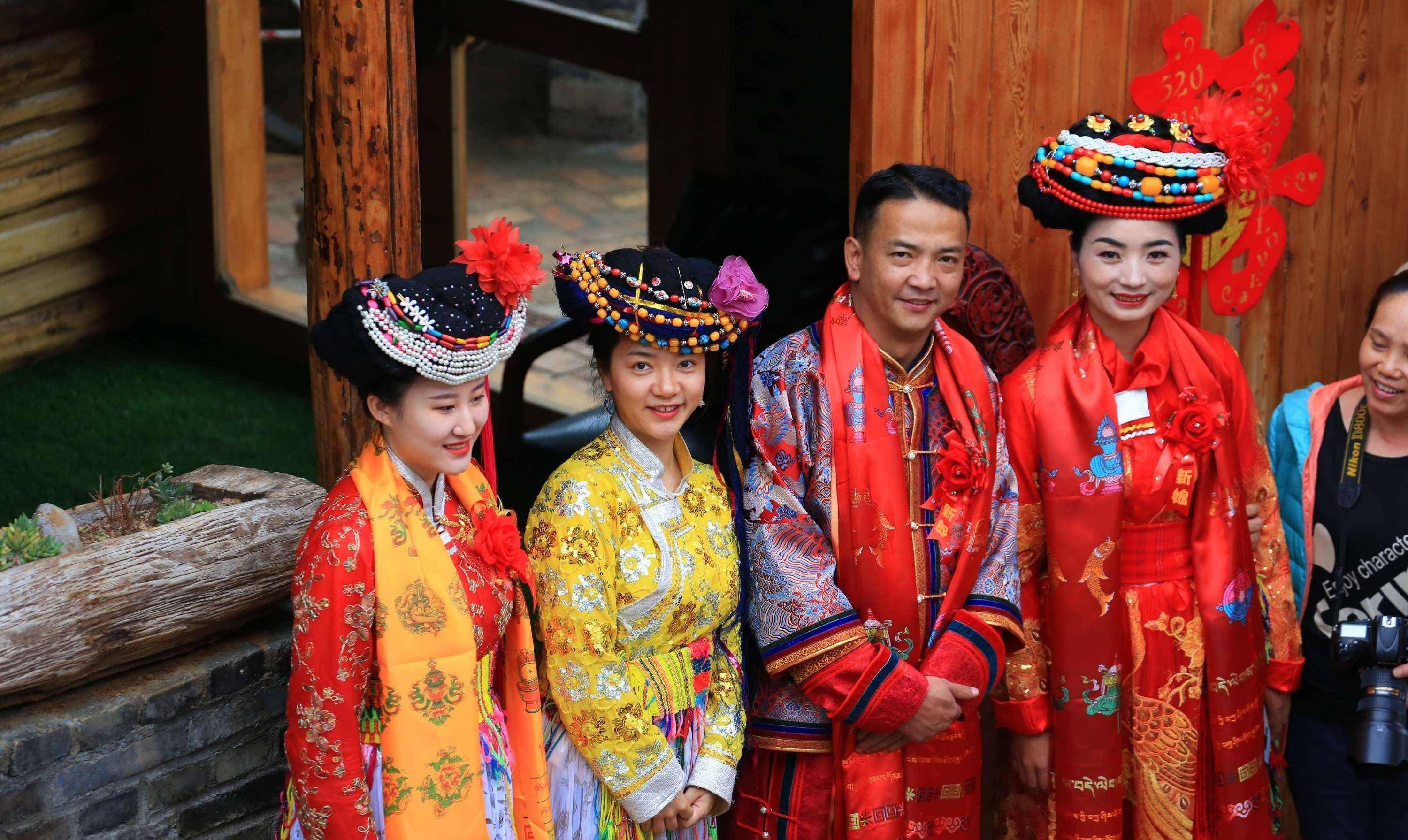 摩梭人走婚有两种方式:一种叫"阿注"定居婚;一种叫"阿夏"异居婚.