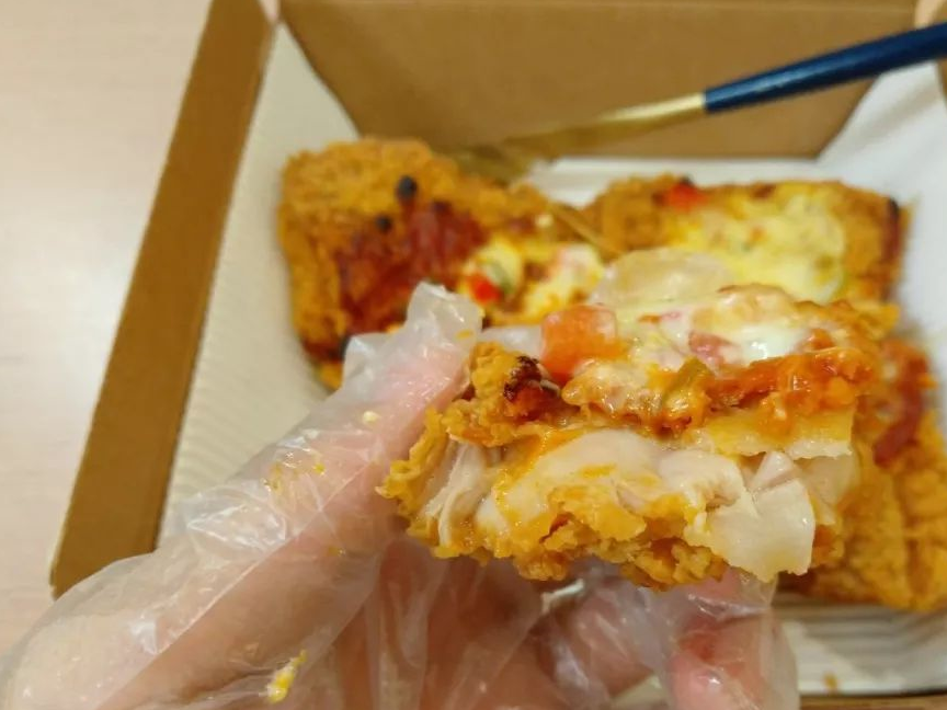 炸鸡和能拉丝的芝士混合看起来真的很诱人哎,满满的卡路里香气~我就先