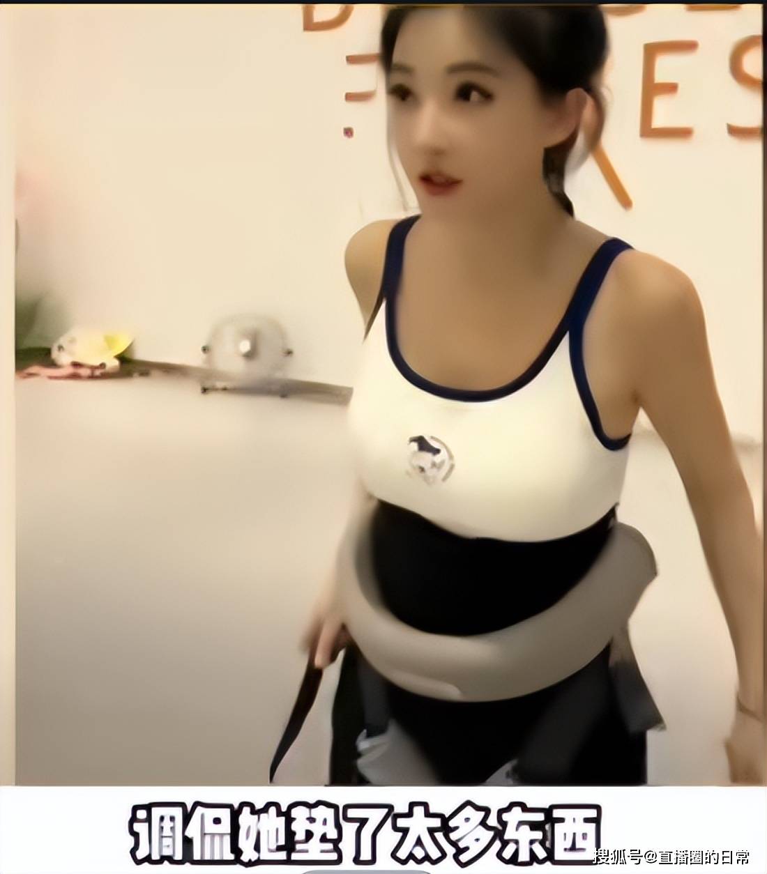 冯提莫直播尺度越来越大惹争议,现场直播回应:统统都是贴的