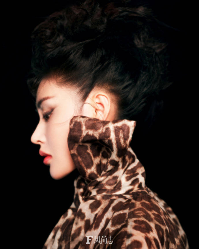 张天爱再登杂志封面,倾城容貌和窈窕身姿惹人羡,眼神清澈如少女