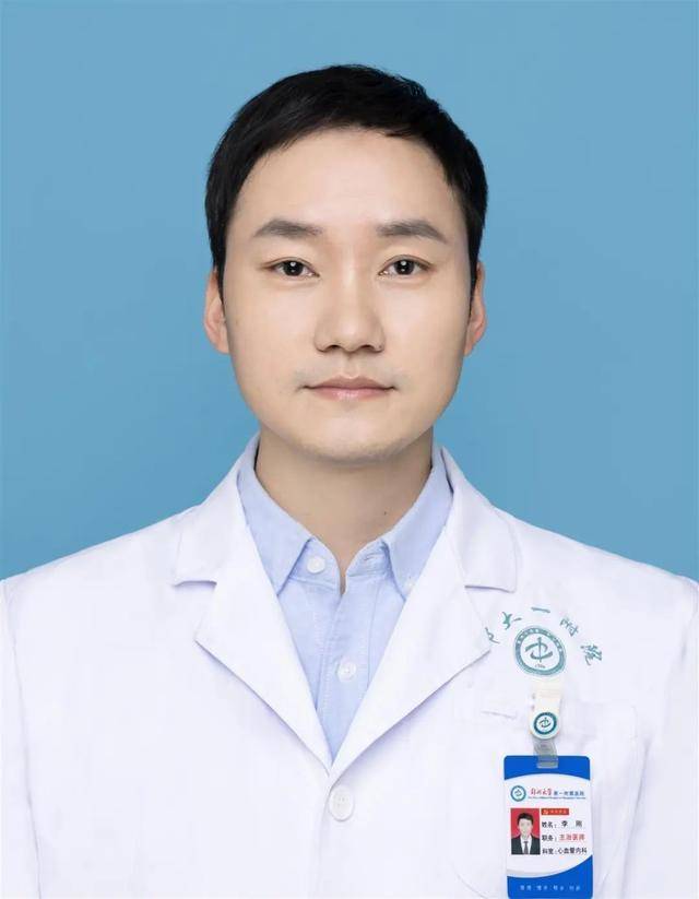 一男子溺水昏迷，河南医生跪地20分钟救回！-溺水抢救帅哥