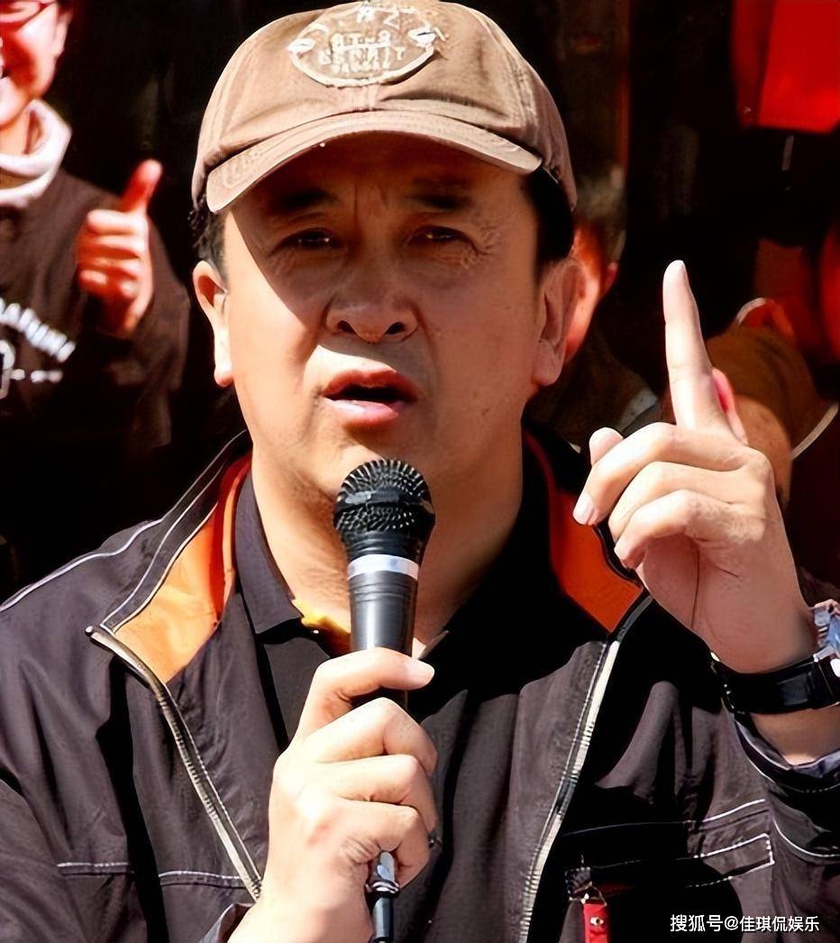 上午撤职下午就被带走,曾担任八一电影厂长黄宏,如今过得还好吗_小品