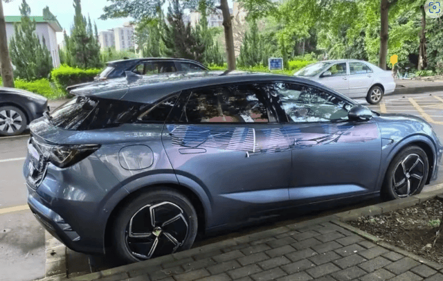 比亚迪海豹06gt实车曝光!悬浮式车顶,续航550km,最大功率333kw