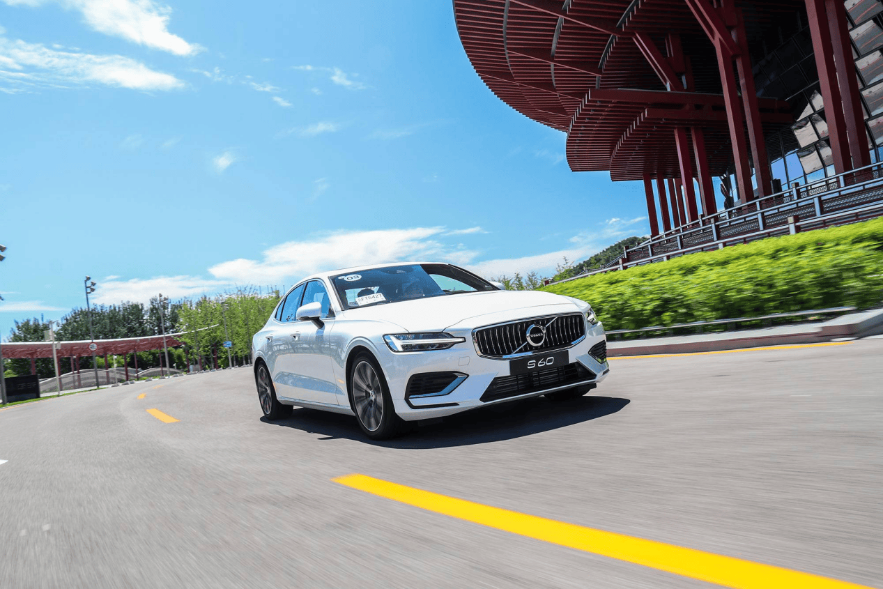 作为一辆性能车,沃尔沃s60给年轻人的安全感