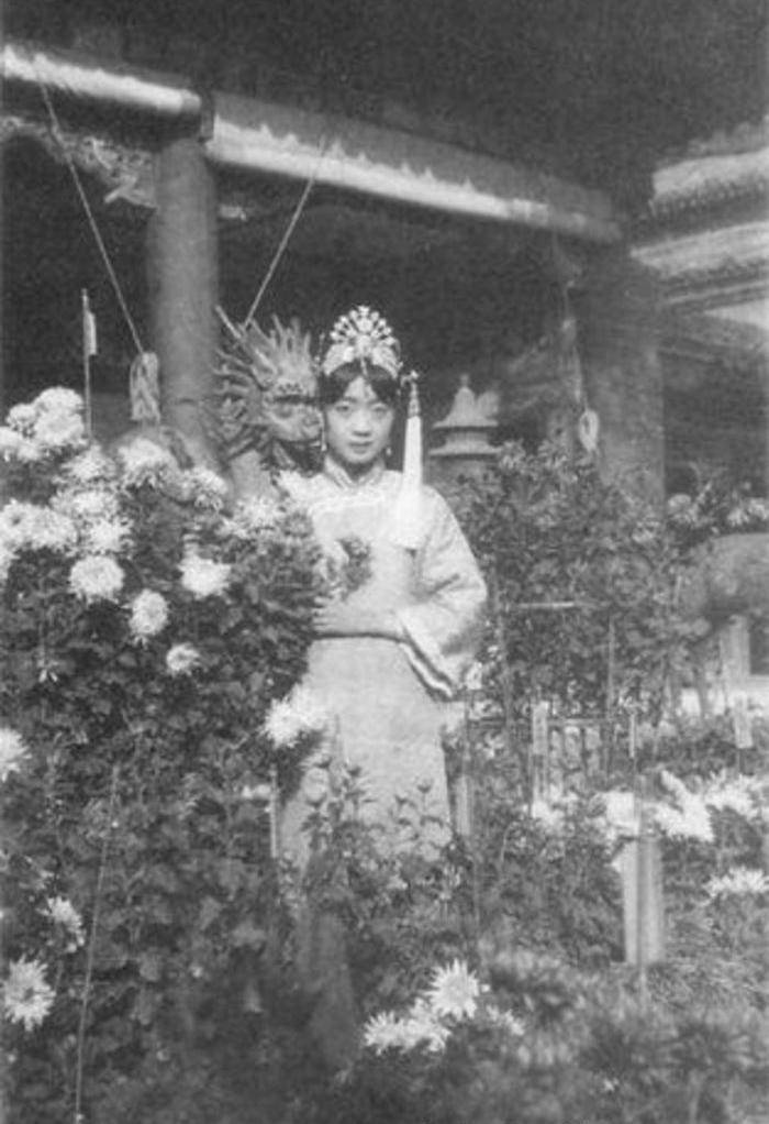 历史照片:婉容在骑自行车.历史照片:婉容和她的小宠物.