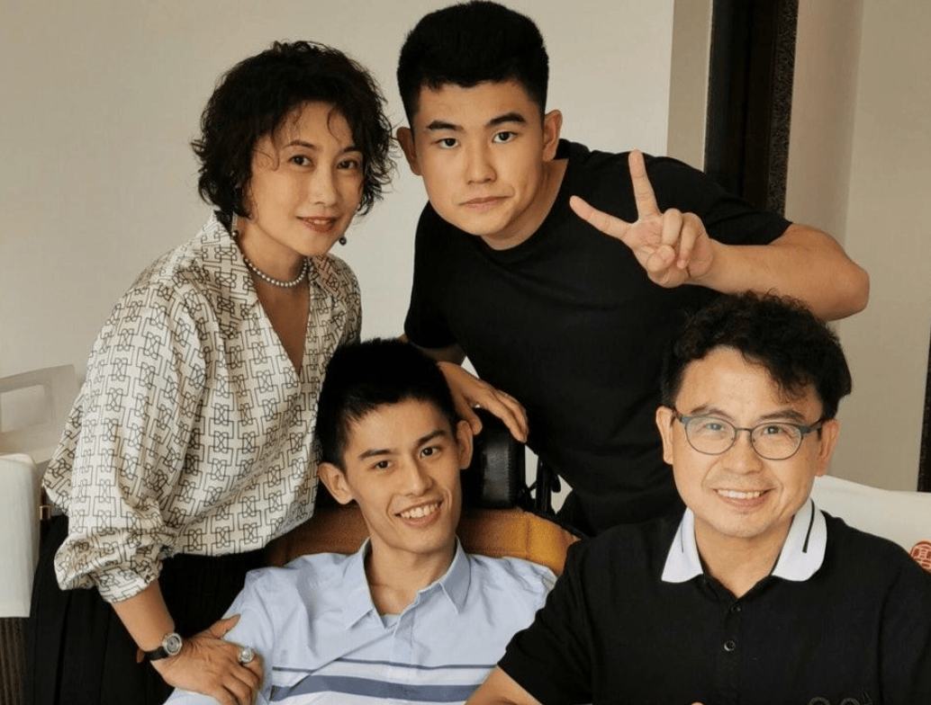 黄一山带患罕见病儿子回港,28岁儿子终身坐轮椅毛毯从头包到脚