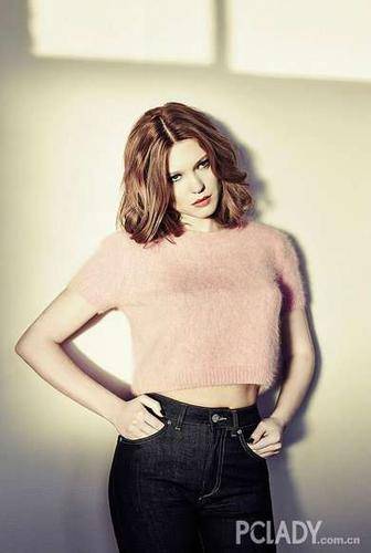 最初,蕾雅以模特身份进入公众视野,她那纯真中带着魅惑的风格,很快便