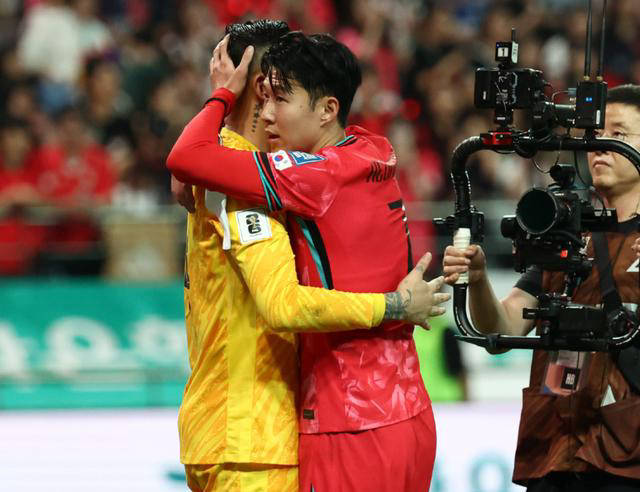 孙兴慜赛后主动安慰王大雷,共同传递英雄情怀