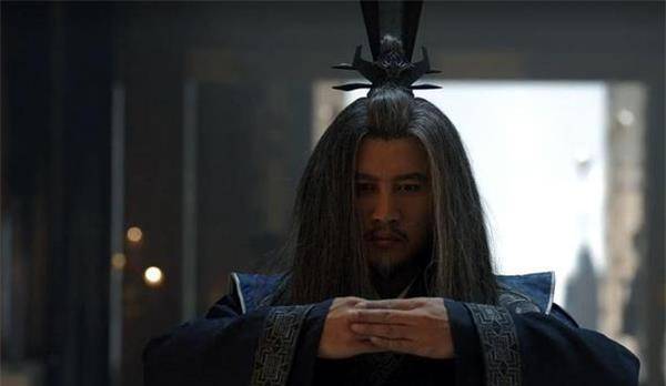 交差,索性就遣散了众人,剩下几个无处可去的就跟随了刘邦逃向了芒砀山