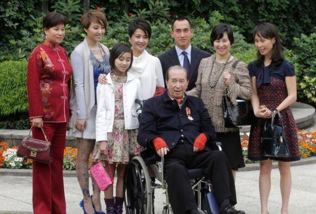 12年前拿走赌王1亿分手费的女护工,转身就嫁给初恋,现今怎样?
