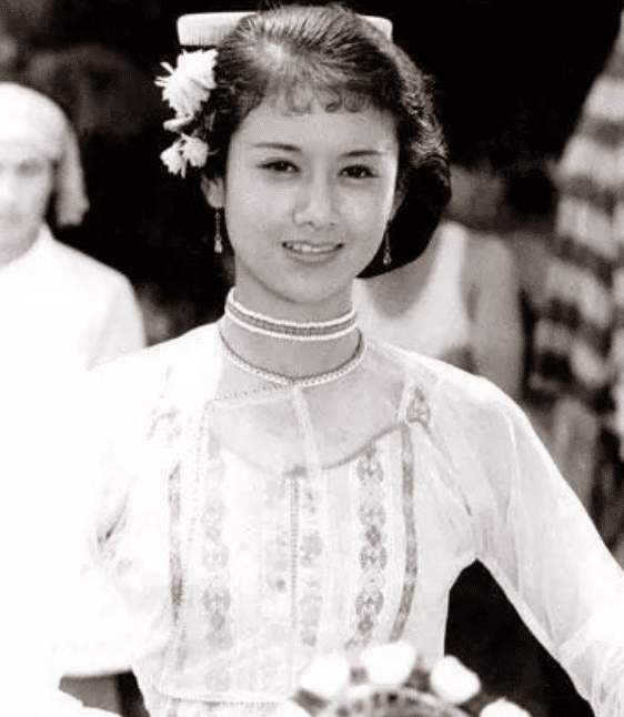 最后这张是杨丽萍老师的证件照,都是证件照才是最检验颜值的,从她的