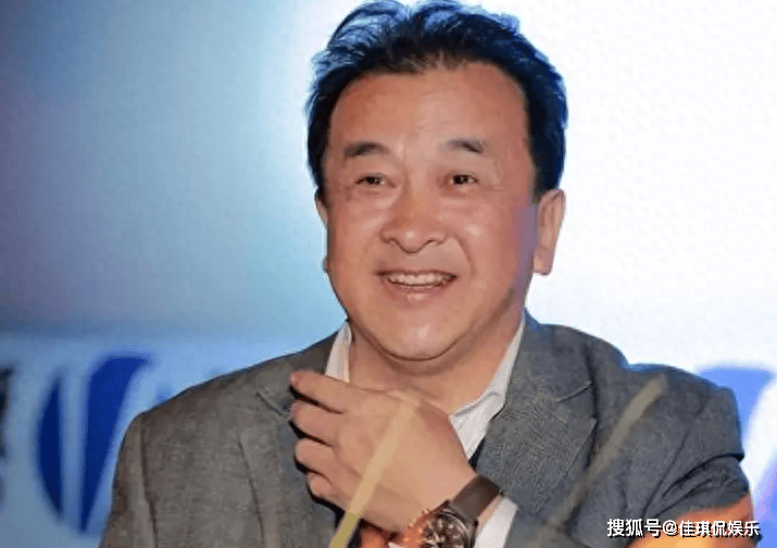 2013年,时年53岁的黄宏出人意料地被任命为北京八一电影制片厂的厂长