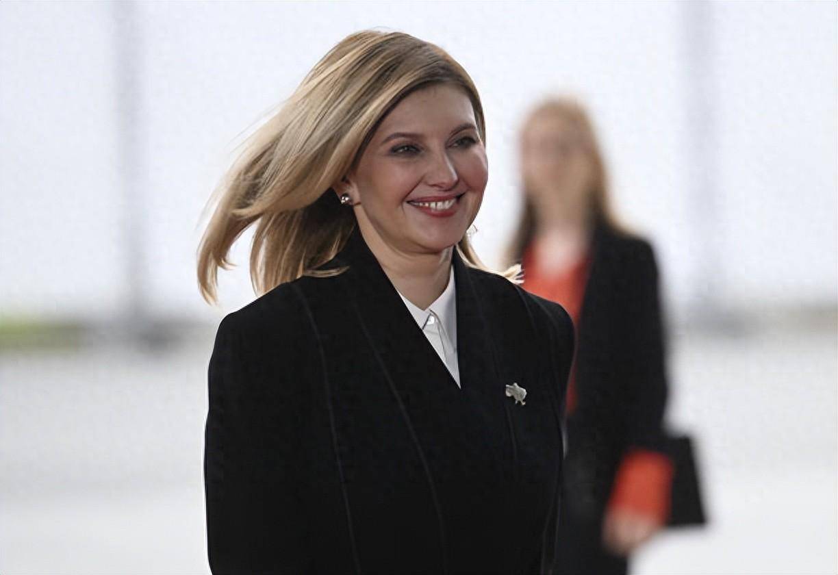 泽连斯基和夫人又去德国了!还当众亲吻好恩爱,夫人穿西装很惊艳