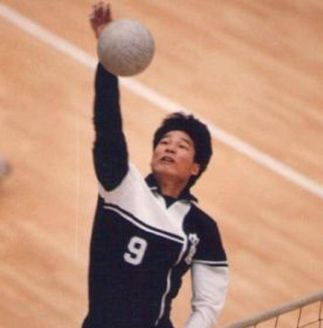 退役之后的她和男排的张坚卫结婚了,他们二人的结合大家一直看好,因为