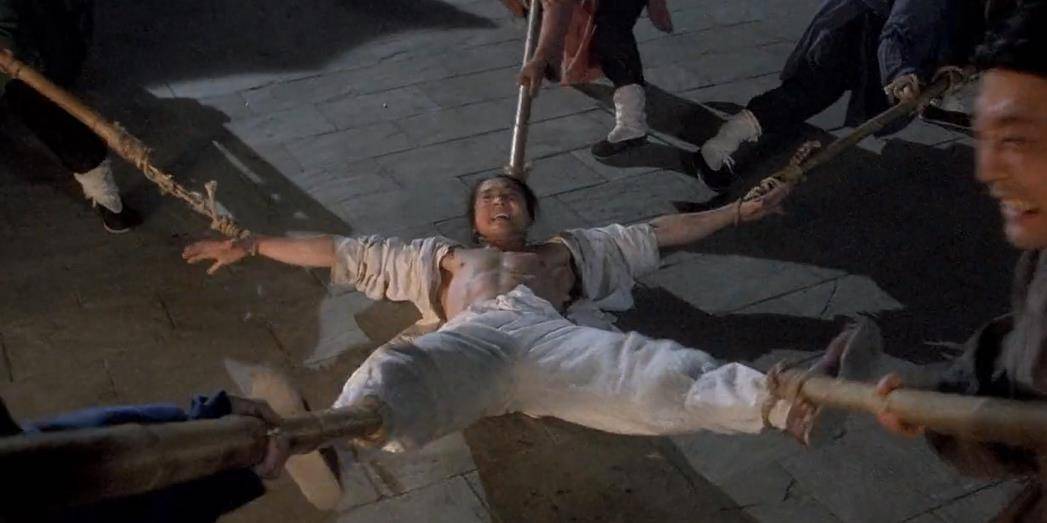 这帮人随身带着套马杆,瞬间就把"天生神力"的常威给套牢了