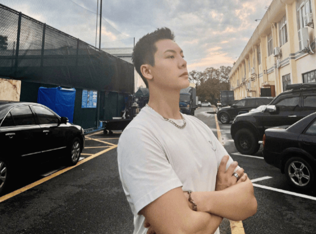 陈伟霆给赵露思做二番,却不敌网传邓为给迪丽热巴做二番争议大?