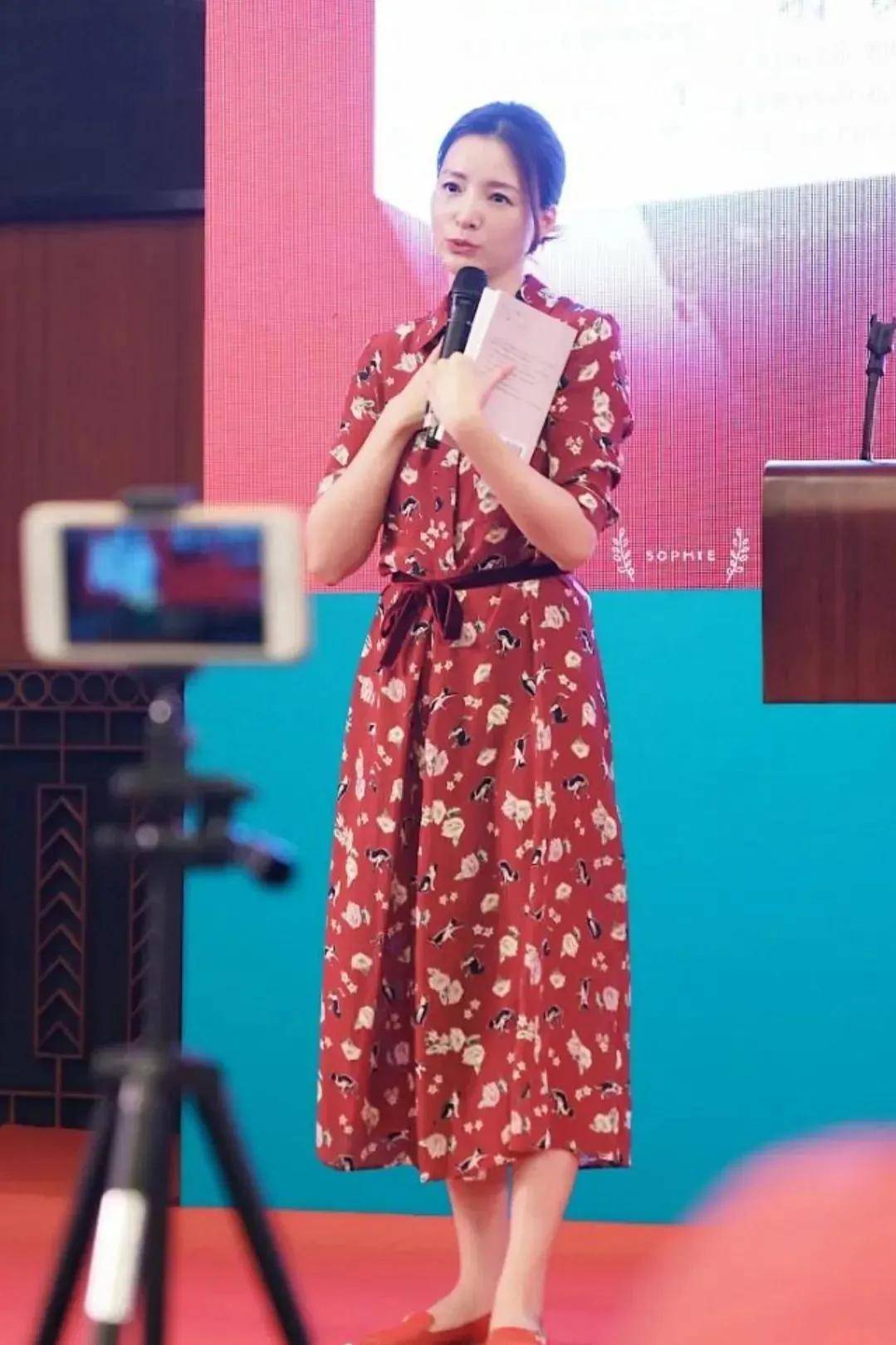董卿聚餐都不化妆了,五官普通跟中年大妈无异,而且皱纹黄斑都看得见